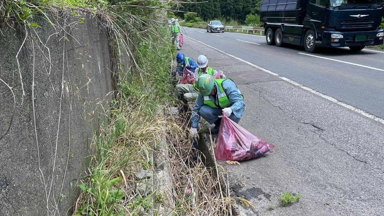 清掃ボランティア中の画像